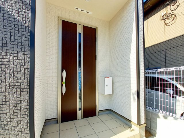 北九州市八幡西区貴船台　第1【外観：施工例】二重ロックでピッキング対策の玄関です。大容量シューズボックスもあり