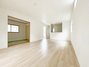 北九州市八幡西区貴船台　第1【内観：施工例】対面式キッチンと広々リビング。和室も見渡せて家族の見守りOK♭