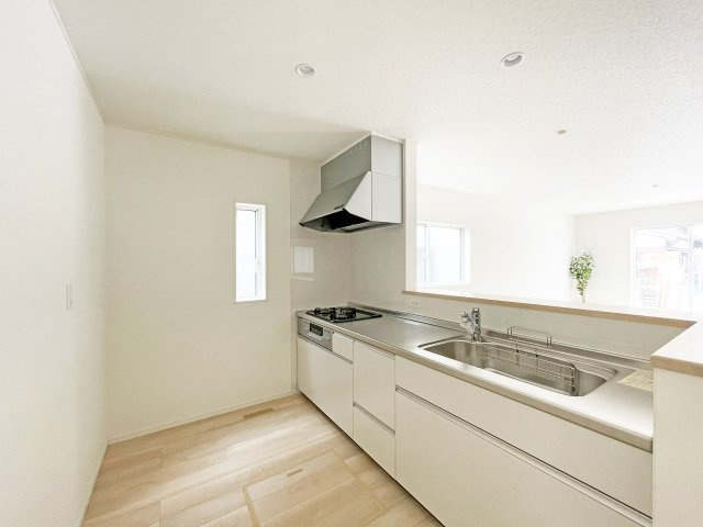 北九州市八幡西区貴船台　第1【内観：施工例】ワイドタイプのシステムキッチン。作業スペースが広く炊事が捗ります