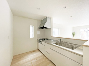 北九州市八幡西区貴船台　第1【内観：施工例】ワイドタイプのシステムキッチン。作業スペースが広く炊事が捗ります