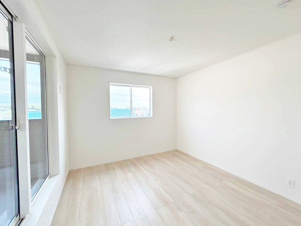 北九州市八幡西区貴船台　第1【内観：施工例】２階8帖の洋室。バルコニーのある明るいお部屋です。クローゼット完備