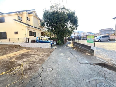 前面道路は車の往来が少なく落ち着いた雰囲気を感じられます。道路幅があり車の出入りもスムーズに行えます。周囲は住宅が建ち並び閑静な空間が広がります。現地の様子がわかる写真で現状の確認にも役立ちます。