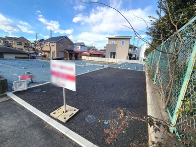 敷地全体が見渡せる写真で周囲には住居が立ち並ぶ落ち着いた街並みです。整備された敷地が印象的で敷地の管理状態も確認しやすいです。道路からのアクセスもスムーズに見えます。日当たりも期待できそうです。