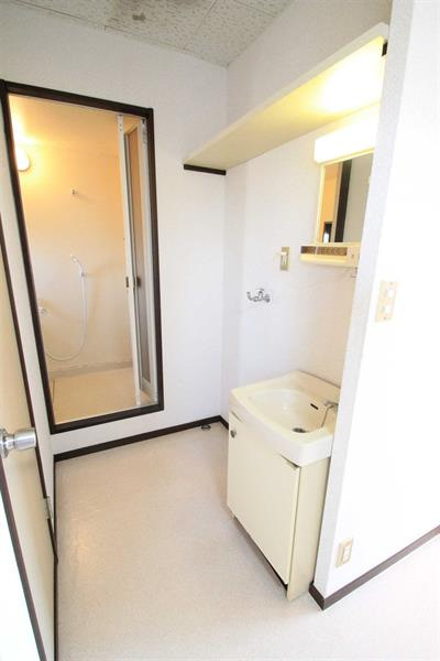 別の部屋の写真となりますので、現況優先となります。