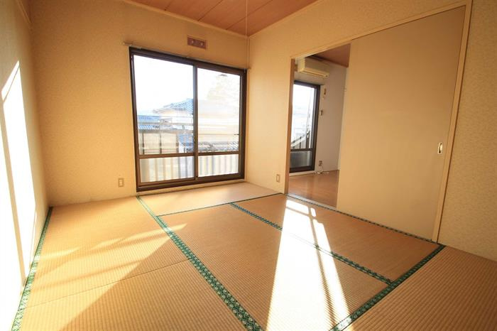 別の部屋の写真となりますので、現況優先となります。