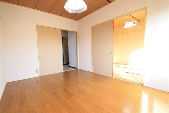 別の部屋の写真となりますので、現況優先となります。