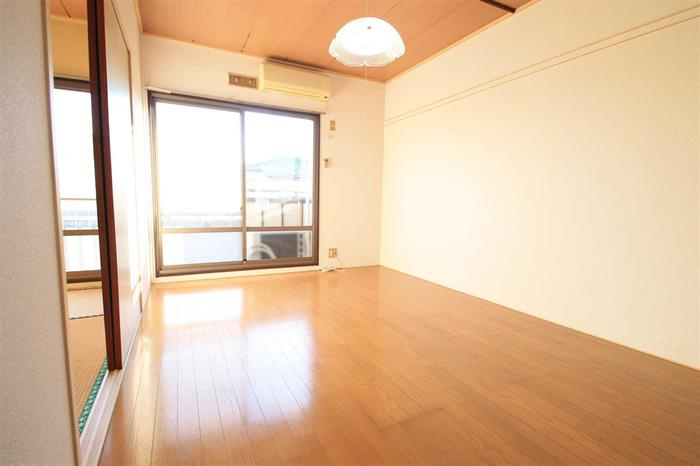 別の部屋の写真となりますので、現況優先となります。