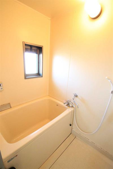 別の部屋の写真となりますので、現況優先となります。