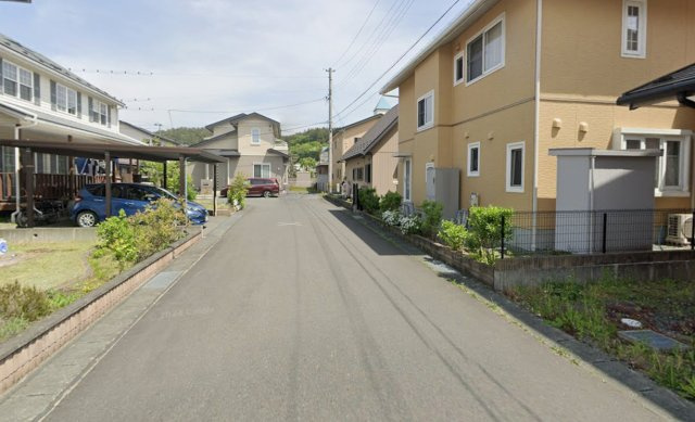 盛岡市北松園４丁目の中古一戸建【前面道路含む現地写真】