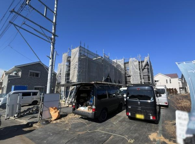 現在建築中の住宅が確認でき完成後の新しい生活をイメージしやすい外観です。周囲には同じような住宅が並び統一感のある街並みとなっています。青空が広がり視界が開けた環境です。