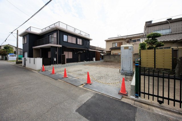 SUNCOURT　若松区浜町3丁目【前面道路含む現地写真】 北側公道 接道8.9m 幅員5.2m　　小学校区／若松中央小学校 徒歩11分　中学校区／若松中学校 徒歩13分
