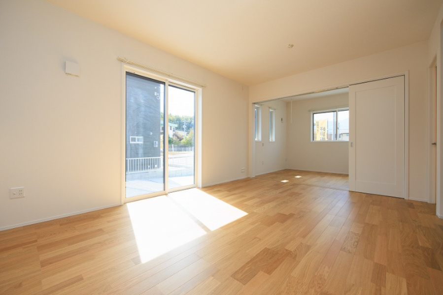 SUNCOURT　若松区浜町3丁目【内観：施工例】18帖のリビングダイニングから洋室が見渡せるのでお子様の様子を見守ることができます（施工例）