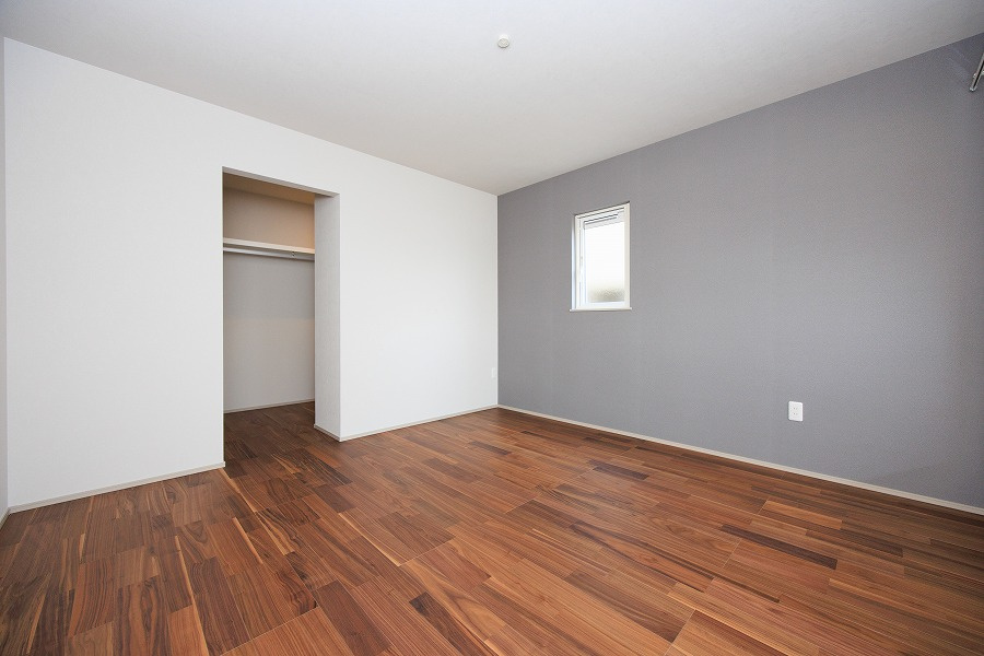 ARCHI DAYS　小倉北区上到津2丁目　1号地【内観：施工例】2階8帖の洋室。WIC完備とバルコニーに面した明るいお部屋です！