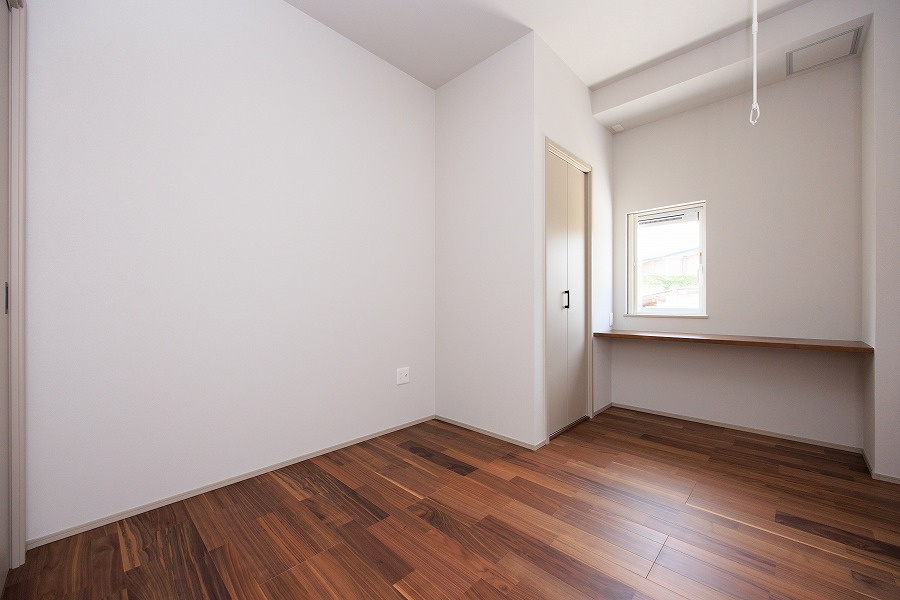 ARCHI DAYS　小倉北区上到津2丁目　1号地【内観：施工例】1階5.2帖の洋室。室内干しができるランドリーフック付き。梅雨時期に重宝します