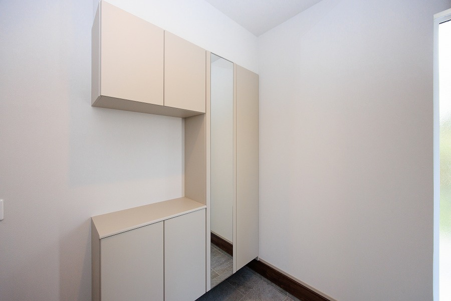 ARCHI DAYS　小倉北区上到津2丁目　1号地【内観：施工例】天井高シューズボックス。最大40足程度の靴をスッキリ収納できます
