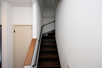ARCHI DAYS　小倉北区上到津2丁目　1号地【内観：施工例】転倒転落を防止する手すり付き。階段途中に電気があり、足元が見えやすいです