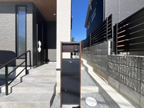 ARCHI DAYS　小倉北区上到津2丁目　1号地【外観：施工例】玄関には大容量のポストと宅配ボックスを備えています。留守中の宅配も安心です。