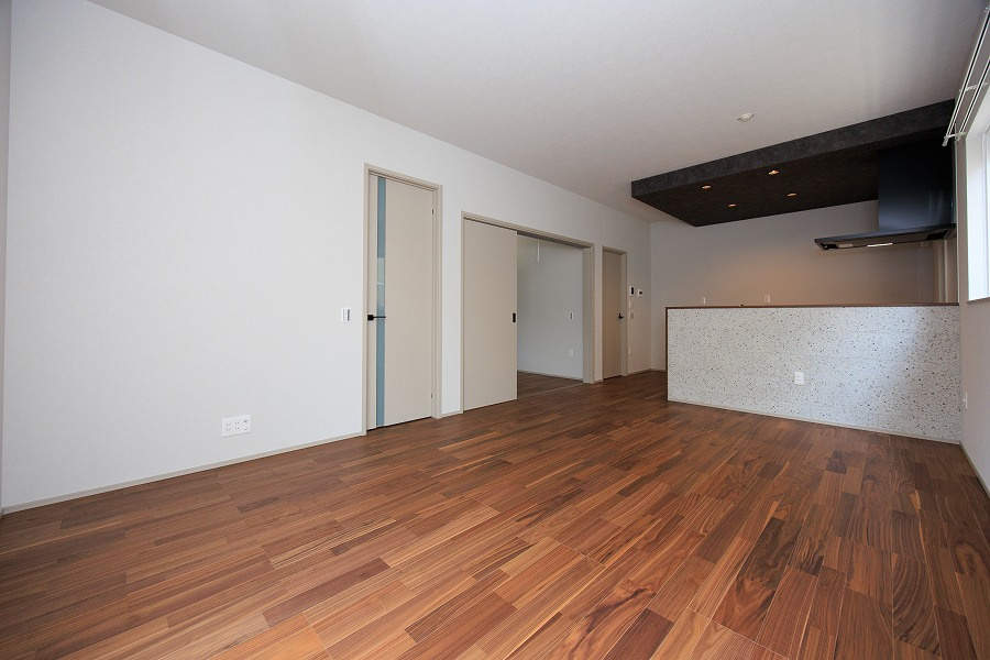 ARCHI DAYS　小倉北区上到津2丁目　1号地【内観：施工例】明るく開放的な空間を演出する天井高2.7m &サッシ高2.2m