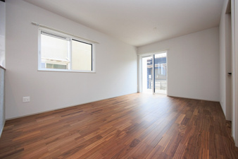 ARCHI DAYS　小倉北区上到津2丁目　1号地【内観：施工例】大きな窓でも、断熱性・耐久性に優れた樹脂とアルミの複合サッシで、1年を通して快適