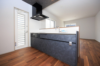 ARCHI DAYS　小倉北区上到津2丁目　1号地【内観：施工例】天板とシンクに人造大理石を使用。耐熱性、耐久性に優れたキッチンです。