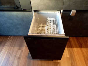 ARCHI DAYS　小倉北区上到津2丁目　1号地【設備】食器洗浄乾燥機、床下収納付きのキッチン