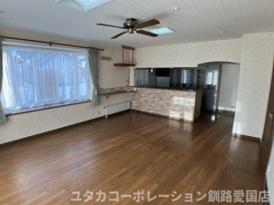 文苑4丁目41-2、3売家【居間・リビング】広々リビングで家族団らんの時間を…♪