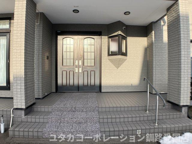 文苑4丁目41-2、3売家【玄関】広々玄関ポーチ★手すり付きで未来も安心♪