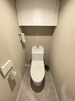 清潔感あふれるトイレです。毎日使う場所だからこそ安心感と快適さにこだわった、家族みんなが利用しやすい設計です。