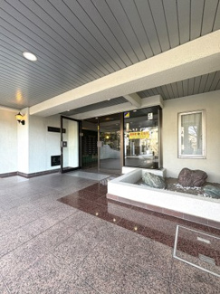 マンションの顔となるエントランスロビー。待ち合わせや、来客時の待機スペースとしてご利用できます。