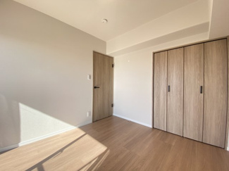 あたたかな日差しが差し込む洋室。各居室から出入りできるワイドバルコニー付き。