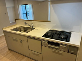 シンプルなデザインで使い勝手の良いキッチンスペースです。充実した収納で空間をすっきり保つことができ、調理や片付けもしやすいです♪