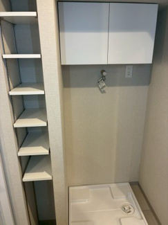 広々としたランドリースペースです。
洗濯機置き場の真上にも充実した収納スペースが備え付けられております。