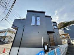 スタイリッシュな外観が印象的な建物です。ブラックを基調とした外壁とシャープな窓が特徴です。モダンな雰囲気が漂うデザインとなっています。高低差のある敷地に建つ個性的な形状です。
