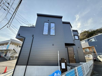 スタイリッシュな外観が印象的な建物です。ブラックを基調とした外壁とシャープな窓が特徴です。モダンな雰囲気が漂うデザインとなっています。高低差のある敷地に建つ個性的な形状です。