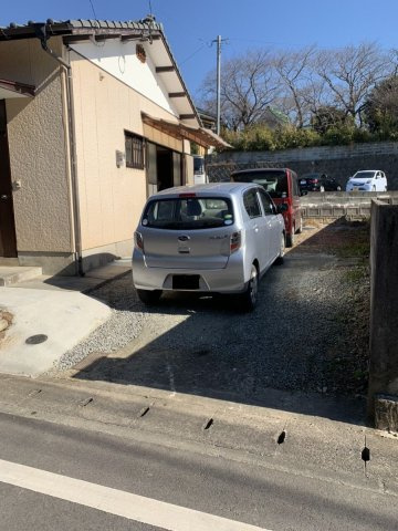 吉野貸家【駐車場】お車はこのように2台縦列駐車でとめていただけます