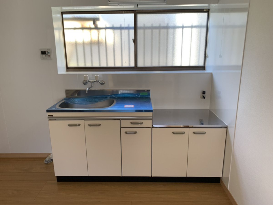 吉野貸家【キッチン】大きな窓があるキッチンです。換気はばっちりです。
＊現入居者様の入居前に撮影したものです