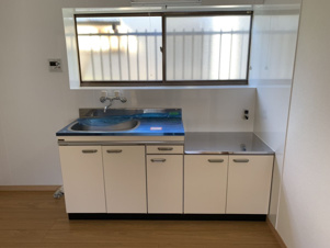 吉野貸家【キッチン】大きな窓があるキッチンです。換気はばっちりです。
＊現入居者様の入居前に撮影したものです