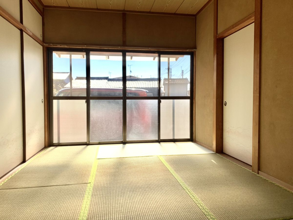 吉野貸家【和室】畳の和室です。暖かい日の光が差し込みます。
＊現入居者様の入居前に撮影したものです