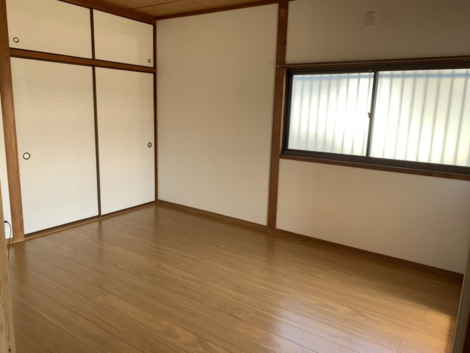 吉野貸家【居間・リビング】リビングは広々しているのでテーブルなんかも置けます！
＊現入居者様の入居前に撮影したものです