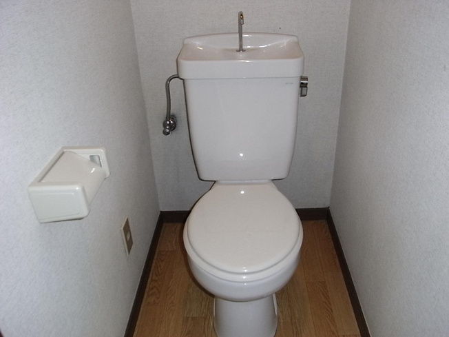 白で清潔感のあるトイレです