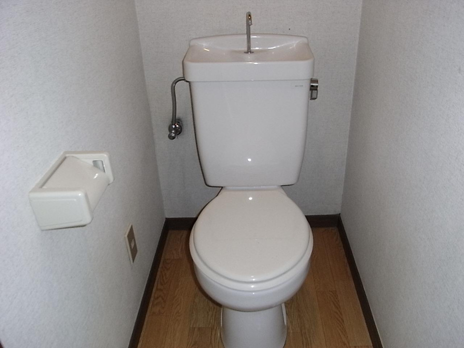 白で清潔感のあるトイレです