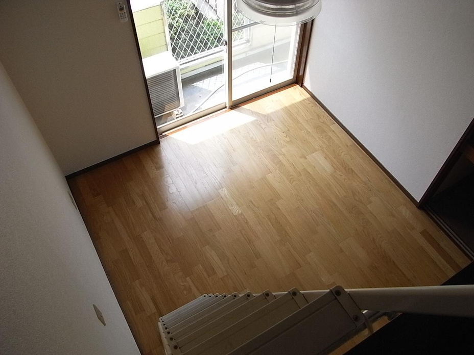 階段から見下ろした部屋です。天井高いですよね
