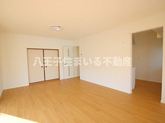 八王子市丸山町1-33 中古【仲介手数料無料】【玄関】防犯性の高いダブルロックの玄関ドア。