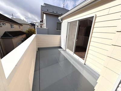 広々としたバルコニーで室内からの出入りもスムーズです。周囲の建物との距離がありゆったりとした空間が感じられます。明るい日差しが差し込む設計で開放感のあるバルコニーとなっています。