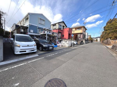 前面道路は広々としており車の出入りがスムーズに感じられます。周囲は閑静な住宅街に位置しています。複数台の駐車スペースがしっかり確保されています。道路沿いには整った住まいが並び落ち着いた街並みです。
