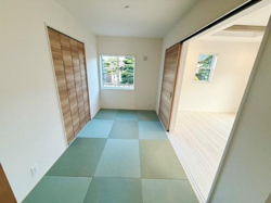 和室ならではの落ち着いた雰囲気を感じられます。ナチュラルな色合いの畳が空間に馴染みます。クローゼットが2つあり収納にも便利です。窓から庭を望める配置です。リビングと隣接していて使い勝手が良いです。