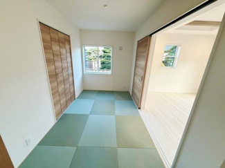 和室ならではの落ち着いた雰囲気を感じられます。ナチュラルな色合いの畳が空間に馴染みます。クローゼットが2つあり収納にも便利です。窓から庭を望める配置です。リビングと隣接していて使い勝手が良いです。