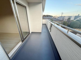 広々としたスペースが特徴のバルコニーです。手すりや壁もしっかりとした造りで安心感があります。外からの光も十分に取り入れられ明るい環境を実現しています。床面はお手入れしやすい素材が採用されています。