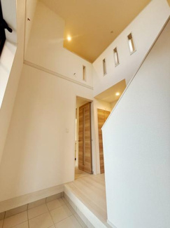 玄関はシンプルで洗練されたデザインが印象的です。明るい空間が広がり開放感を感じられます。階段や室内への動線もスムーズで毎日の出入りが快適です。内装の仕上げも丁寧で清潔感があります。