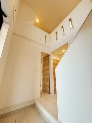 玄関はシンプルで洗練されたデザインが印象的です。明るい空間が広がり開放感を感じられます。階段や室内への動線もスムーズで毎日の出入りが快適です。内装の仕上げも丁寧で清潔感があります。